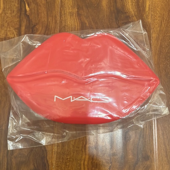 430. New In Box (NIB) - MAC 8-Piece Beauty Gift Set - Picture 2 of 16